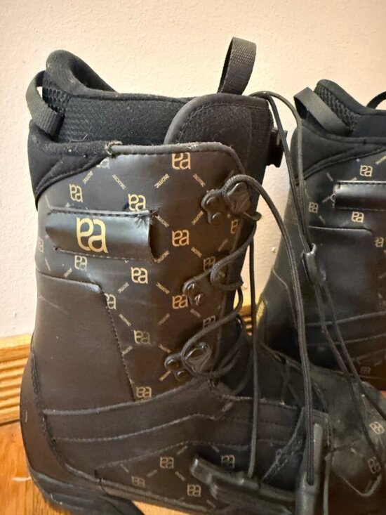 Atomic Snowboard Boots Size US 8 Black With Patterned Design - Mens Snow Gear main image 15